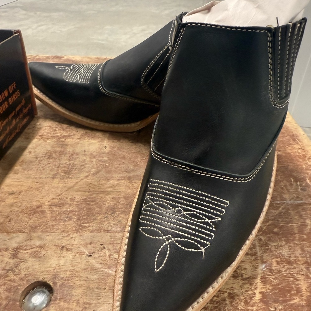 Freebird Black Boots with White Stitching “Wentworth”